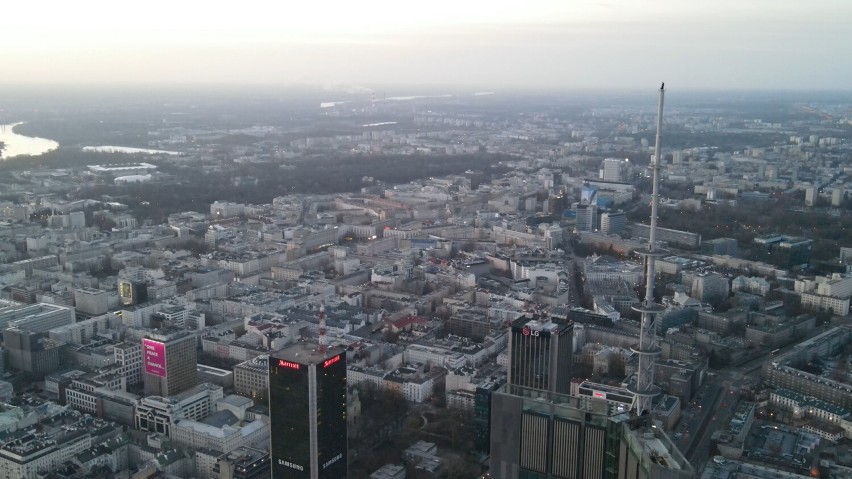 Wymiana żarówki na szczycie Varso Tower. Alpiniści wspięli się na czubek iglicy najwyższego budynku w UE. Wideo trafiło do sieci