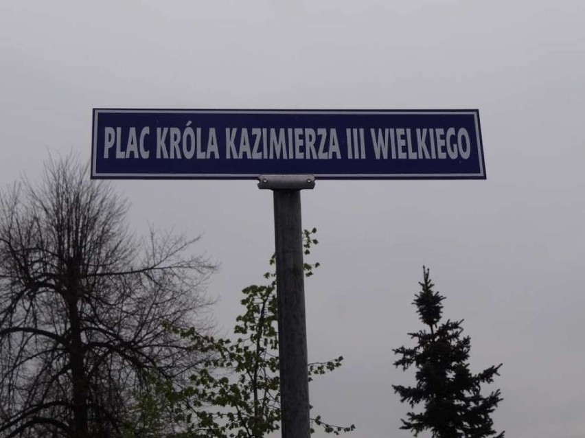 Plac placu na Rynku (park) w 2013 otrzymał imię króla Kazimierza III Wielkiego