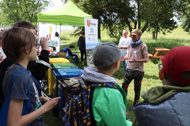 Uczniowie kieleckich szkół uporządkowali teren Kadzielni, Psich Górek oraz okolice Karczówki i Ogrodu Botanicznego. Akcja społeczna odbyła się w ramach projektu „15 akcji sprzątania miasta Kielce – Przyjazne Kielce” zgłoszonego do Budżetu Obywatelskiego.