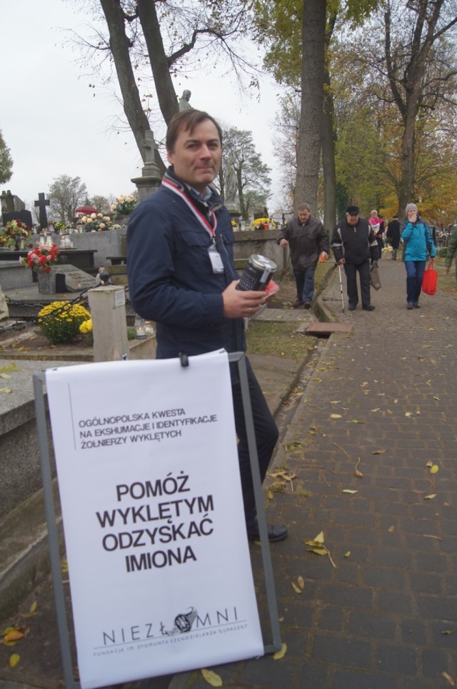 Kwesta na ekshumacje i identyfikacje Żołnierzy Wyklętych w Radomsku - kwestuje m. in. Jacek Rak
