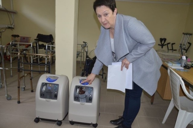 Danuta Janiec, prezes Stowarzyszenia Rodzin i Przyjaciół Osób Niepełnosprawnych prezentuje dostępne w wypożyczalni generatory tlenu.
