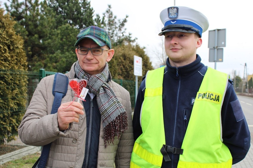 Walentynkowa akcja policji i urzędu miasta w Radomsku. Policjanci rozdają lizaki w kształcie serca. ZDJĘCIA, FILM