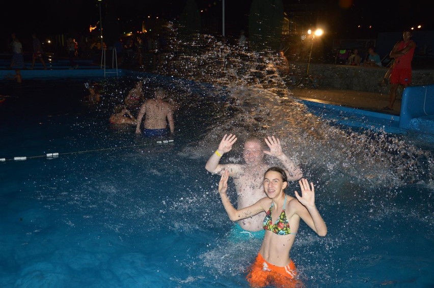 Na ,,Nocne pływanie" na MOSiR dotarły tłumy