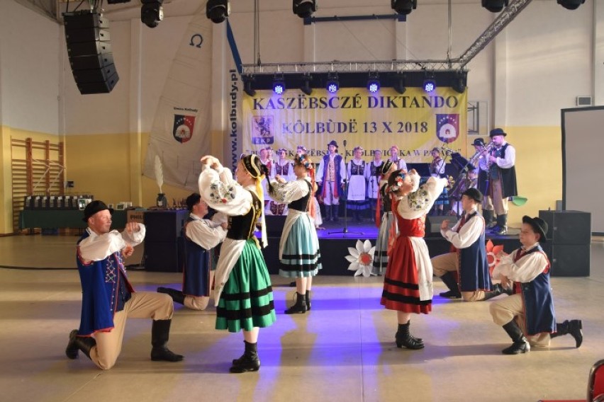 W Kolbudach zmagali się z kaszubską pisownią. Za nami XVII  Kaszubskie Dyktando [ZDJĘCIA, WIDEO, WYNIKI]