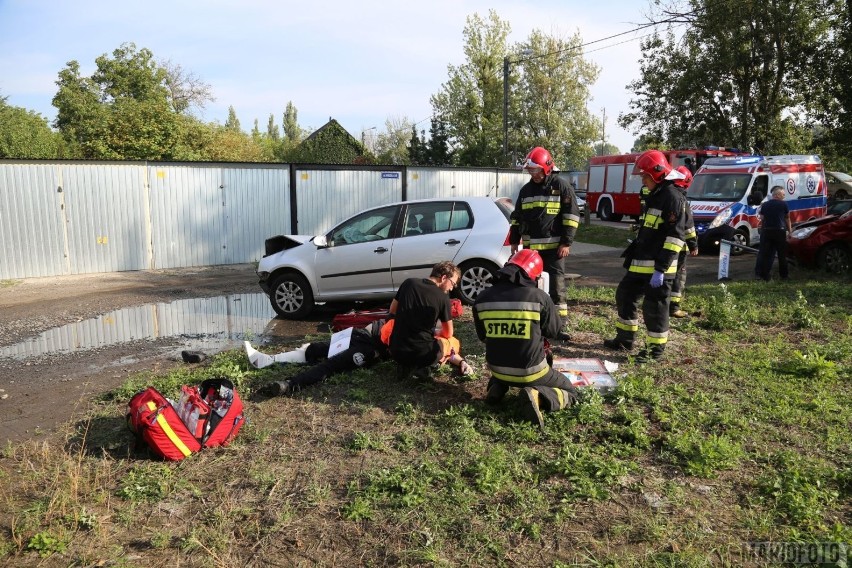 Wypadek na ul. Krapkowickiej w Opolu. Dwie osoby ranne [zdjęcia]