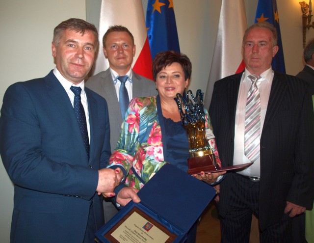 Nagrodę wręczył Annie Kaczorowskiej wicestarosta Mariusz Trepka (z lewej)