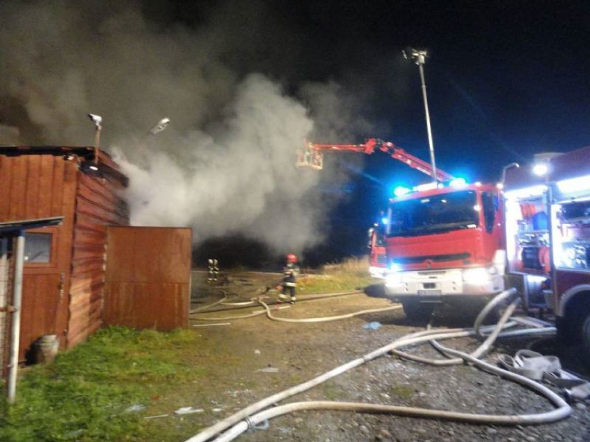 10 straży pożarnych 12 godzin gasiło płonącą stolarnię [ZDJĘCIA]
