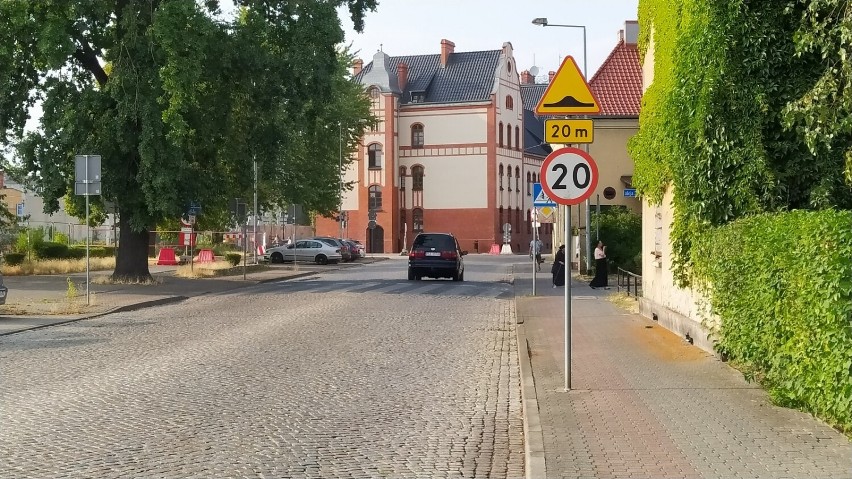 Przy ulicy Dąbrowskiego znak ograniczający prędkość do 20...