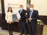 Nagrody dla najlepszych uczniów szkół powiatu piotrkowskiego 2021. Stypendia starosty otrzymało 17 osób 