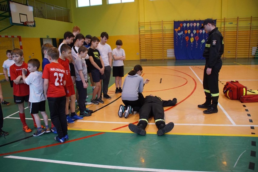 Strażacy OSP Drużbice uczyli dzieci zasad pierwszej pomocy przedmedycznej [ZDJĘCIA]