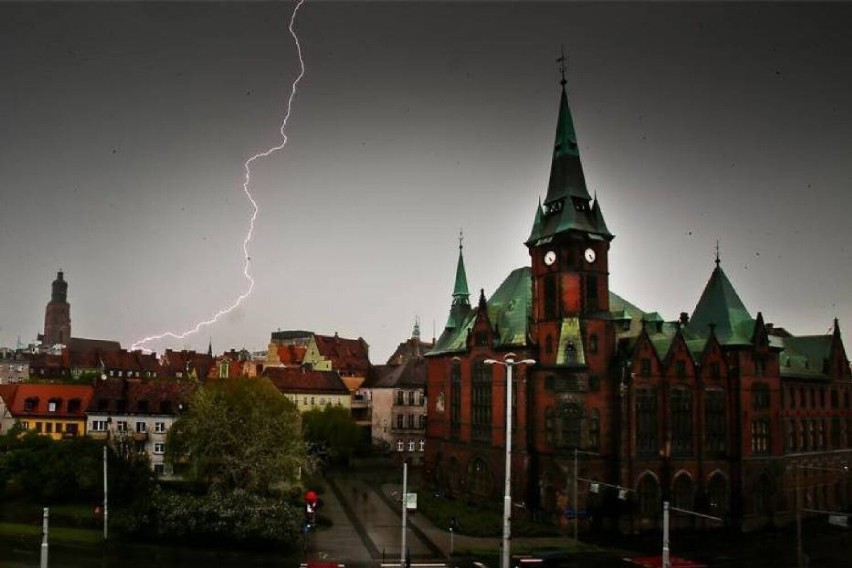 Ostrzeżenie meteo. Nad Wrocław nadciąga burza z gradem. Uważajcie! [GDZIE JEST BURZA?]