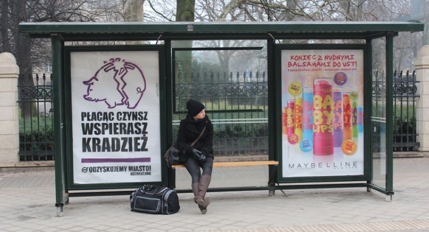 Na przystankach tramwajowych w Poznaniu zawisły plakaty ...