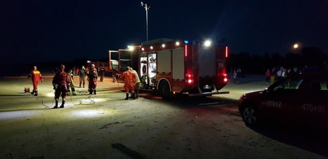 O zdarzeniu pisaliśmy wczoraj (środa 11.09). Około godziny 18 służby zostały poinformowane o mężczyźnie, który miał topić się w morzu w Łebie. Mężczyznę udało się odnaleźć jednak nie udało się uratować mu życia. Zdjęcia z akcji ratunkowej opublikowała Straż Pożarna OSP z Łeby.

- W dniu 11.09.2019 zastępy GCBA Man TGM, SLRR Nissan Navara i Quad ratowniczy zadysponowane zostały na plażę C gdzie wg zgłaszającego doszło do zaginięcia w wodzie mężczyzny w wieku 54 lat. Natychmiast przystąpiono do przeszukiwania wyznaczonego obszaru w wodzie, jednocześnie powiadamiając o zdarzeniu Morską Służbę Poszukiwania i Ratownictwa w Łebie. Dodatkowo na miejsce zdarzenia zadysponowano ponad to GBA 2,5/16 z JRG Lębork, SLRR Nissan Navara z łodzią z JRG Lębork oraz oficera operacyjnego z KP PSP w Lęborku oraz Specjalistyczną Grupę Wodno- Nurkową z JRG Ustka. Po 1,5 h poszukiwań odnaleziono mężczyznę i podjęto reanimację. Niestety przybyły na miejsce lekarz stwierdził zgon. Pozostaje nam tylko w tym miejscu prosić wypoczywajacych w Łebie turystów o rozwagę podczas zażywania kąpieli wodnej w morzu.- czytamy na profilu facebookowym OSP Łeba.