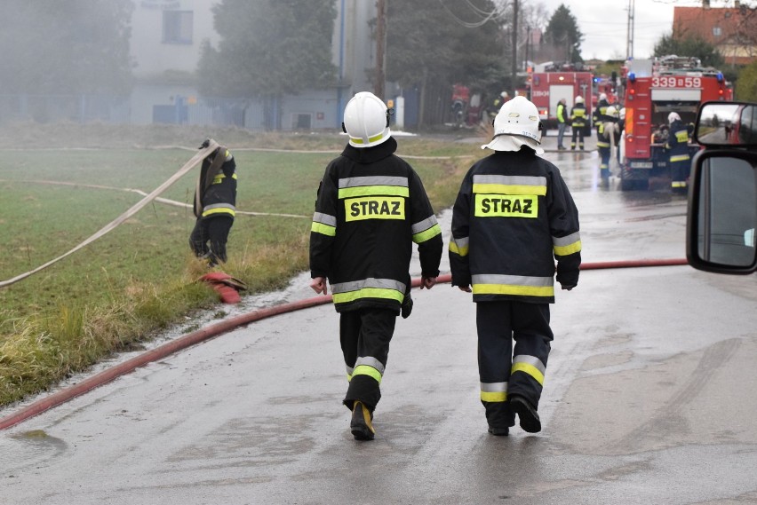 Pożar w Międzyrzeczu Górnym [ZDJĘCIA]. Spłonął zakład z odpadami, nad okolicą unosi się gęsty, toksyczny dym.