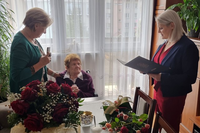 Na setne urodziny do pani Władysławy z życzeniami, kwiatami i listem gratulacyjnym przybyła m.in. burmistrz Tuchowa z delegacją urzędu gminy