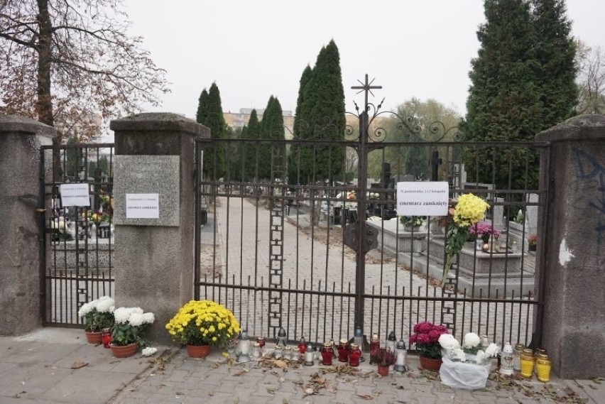 Znicze i wiązanki pod bramami cmentarzy w Łodzi. Tak było 1 listopada ZDJĘCIA