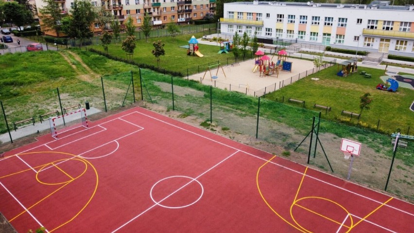 Mieszkańcy Legnicy mogą cieszyć się nowym boiskiem wielofunkcyjnym. Powstało przy ulicy Stanisławowskiej