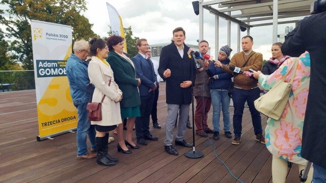Adam Gomoła (w środku) na pierwszej po wyborach konferencji prasowej.