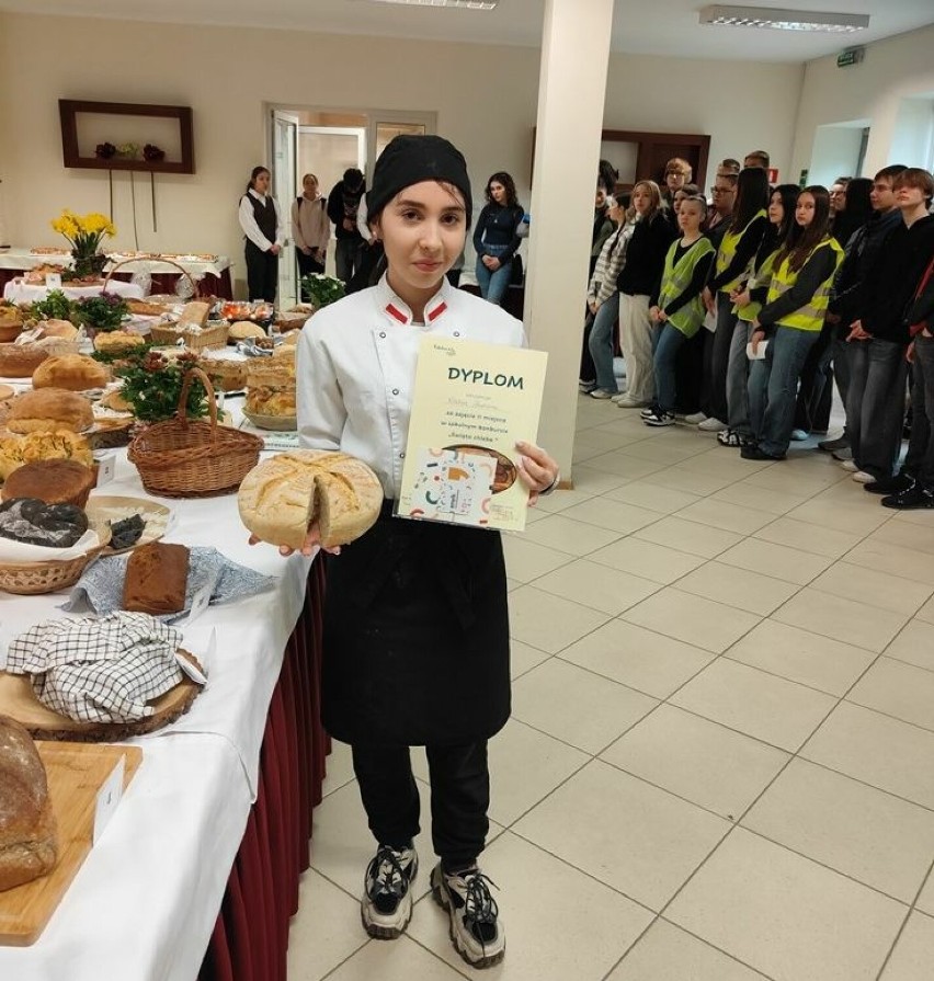 Uczniowie Technikum nr 3 rywalizowali w konkursie pieczenia chleba
