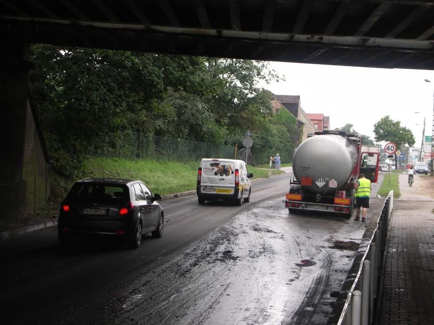 Tir blokuje ul. Kobylińską. Ma zalany silnik! [ZDJĘCIA]