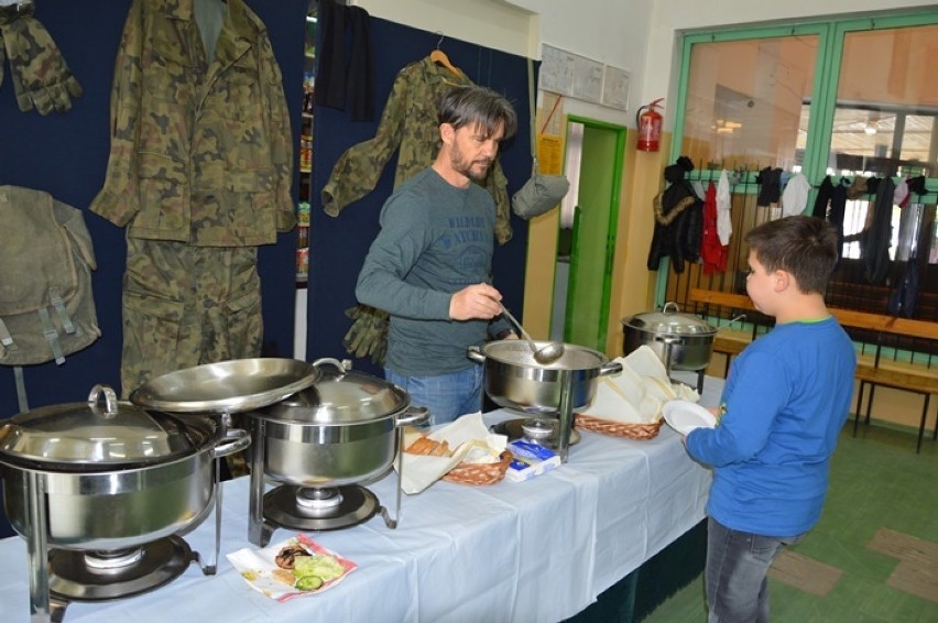 Nowy Sącz. Dzień Zdrowej Żywności przy tradycyjnej wojskowej grochówce [ZDJĘCIA]