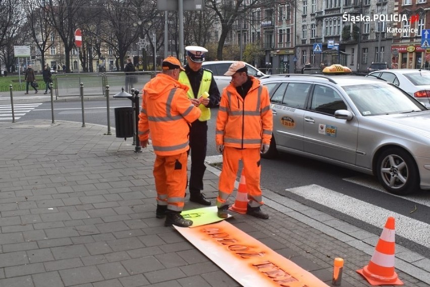 „Odłóż telefon i żyj!” - takie napisy pojawiły się przy...