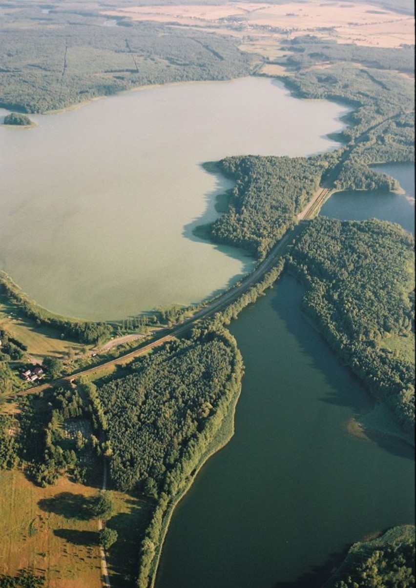 Jezioro Pile przeciął wielki nasyp drogowo-kolejowy [zdjęcia]