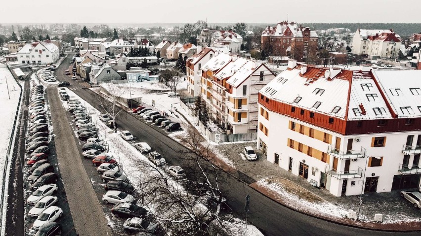 Zima w Wągrowcu. Jak prezentuje się miasto w śnieżnej scenerii z lotu ptaka? 