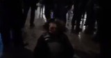 Wrocław. Z tłumu słychać krzyki: "zabili go" i "dzwońcie po karetkę". Czy policjanci dusili mężczyznę do utraty przytomności?