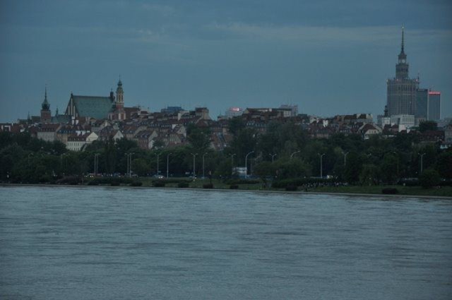 Zdjęcie wykonane z mostu Gdańskiego gdzie po drugiej stronie widać wysoki poziom wody i Star&oacute;wkę. Fot. Mariusz Mazewski