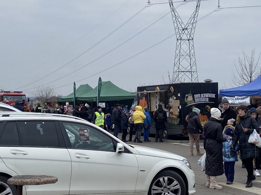 Lubelskie. Myśliwi rozstawili namioty i grillują kiełbaski dla uchodźców z Ukrainy. Zobacz zdjęcia