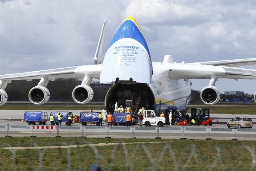 An-225 w Warszawie. Największy samolot transportowy świata dwa lata temu wylądował w stolicy. W czasie wojny zniszczyli go Rosjanie