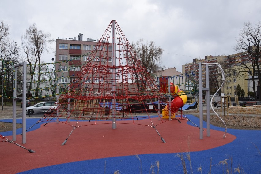 Częstochowa: Nowy plac przy ulicy Perepeczki uroczyście otwarty. Jest plac zabaw dla dzieci, stojaki na rowery i tor rowerowy [ZDJĘCIA]