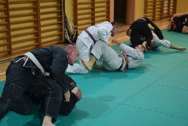 Próbne walki brazylijskiego jujitsu na macie sali sportowej w Sulmierzycach. Zawodnicy trenowali z wielkim zaangażowaniem