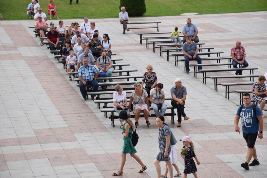 Uroczystość Wniebowzięcia Najświętszej Maryi Panny w Licheniu. Tysiące wiernych przybyło do sanktuarium na odpust. [ZDJĘCIA]