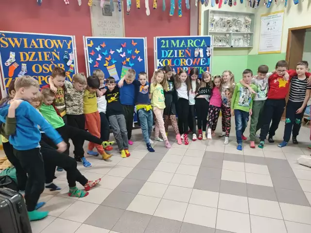 "Skarpetkowe wyzwanie" w Szkole Podstawowej numer 39 w Kielcach zakończone sukcesem. Tak uczniowie i nauczyciele celebrowali Światowy Dzień Osób z Zespołem Downa.