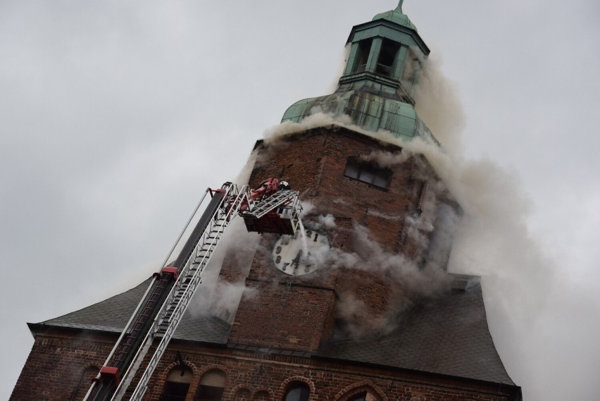 Akcja gaśniczo-ratownicza związana z pożarem katedry trwała...