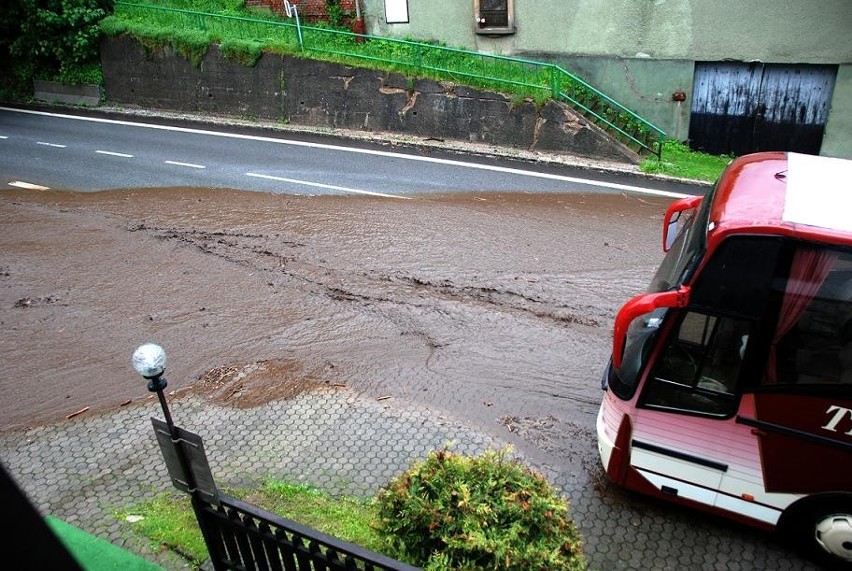 Czechy: nauczyciele z Karczemek ratują autobus z powodzi [ZDJĘCIA]