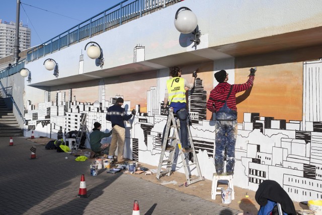 Powstaje nowy mural na "patelni". Latający PKiN i dziwne stwory