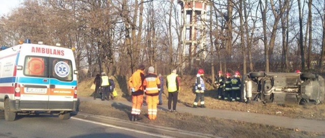 Wypadek na Murckowskiej w Katowicach. Kierowca samochodu dachował