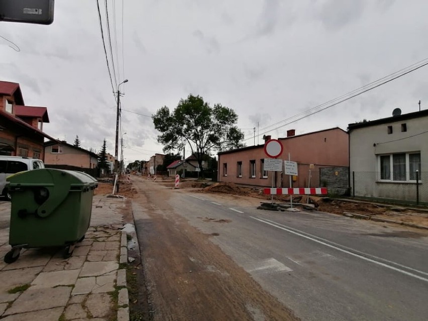 Przebudowa drogi 713 przez Tomaszów. Ruszyła rozbiórka domów przy Mireckiego. Tu będzie nowe rondo [ZDJĘCIA]