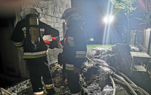 Pożar wybuchł na parterze jednego z mieszkań murowanego budynku w Nieczajnie Górnej. Akcja gaśnicza trwała ponad dwie godziny