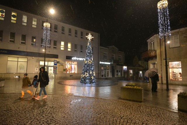 W poniedziałek, 6 grudnia, dokonano uroczystego zaświecenia świątecznej choinki w Busku-Zdroju.