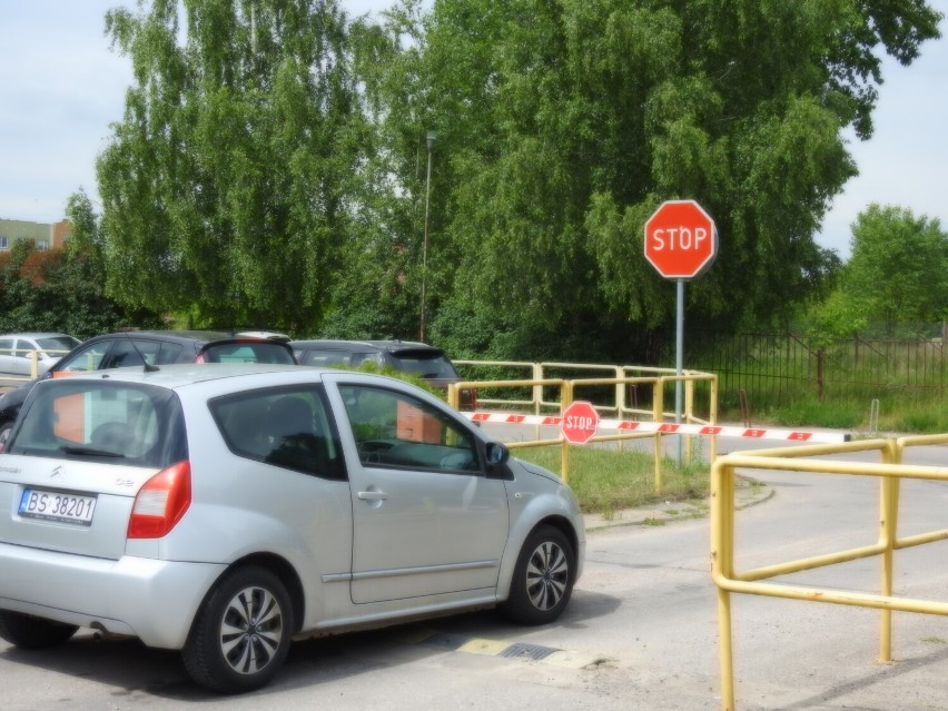 Szpital Wojewódzki w Suwałkach. Kierowcy mają problem z wyjazdem z parkingu