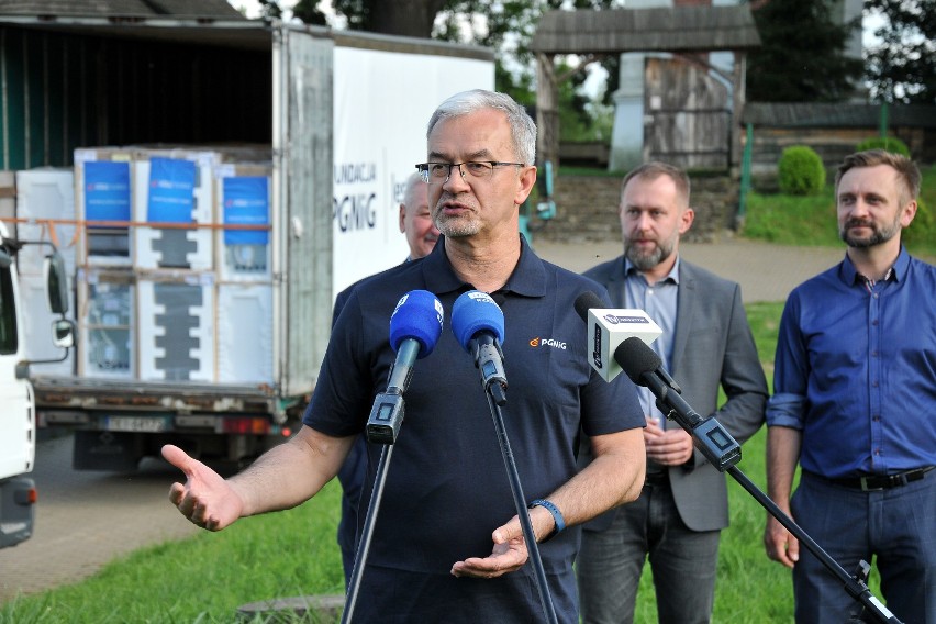 Do Trzcinicy przyjechały wczoraj 2 ciężarówki darów dla...