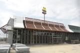 Restauracja McDonalds przy trasie S1 w Sosnowcu prawie gotowa, w Dąbrowie stawiają ściany