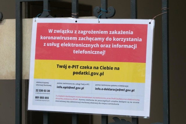 Ze względu na epidemię koronawirusa, Krajowa Administracja Skarbowa (KAS) zdecydowała się na czasowe ograniczenie dostępu do urzędów skarbowych do dnia 10 kwietnia. To „ograniczenie” tak naprawdę oznacza zamknięcie urzędów i jedynie przyjmowanie lub udostępnianie w nich dokumentów tylko w wyznaczonych miejscach. 

- Właśnie zapadła decyzja o zamknięciu naszych urzędów i obsłudze petentów - jak my to określamy - tylko do pierwszego holu - mówi nam Agnieszka Rzeźnicka-Gniadek, rzecznik prasowy Izby Administracji Skarbowej we Wrocławiu. - To oznacza, że w holach urzędów skarbowych są wystawione regały z dokumentami i drukami, które przychodzący do nas podatnicy mogą pobierać. Dodatkowo przy wejściu do dolnośląskich urzędów skarbowych zostały wystawione „urny kontaktowe”, do których można wrzucić deklaracje, pisma i inne dokumenty bez potwierdzenia wpływu do urzędu - wyjaśnia rzeczniczka. Jak podkreśla - wbrew krążącym informacjom o przesunięciu – póki co, termin złożenia PIT za 2019 rok zostaje bez zmian to jest do 30 kwietnia. 

Jak nas zapewniła, pracownicy dolnośląskich urzędów skarbowych, tak jak dotychczas wykonują swoje obowiązki w zakresie obsługi dokumentów, ale zachęcają do korzystania z formy elektronicznej, przesyłania zeznań podatkowych w formie e-deklaracji przy pomocy usługi Twój e-PIT, oraz kierowanie wniosków o wydanie zaświadczeń, czy o przeksięgowanie, a także innych dokumentów przez profil zaufany ePUAP oraz biznes.gov.pl.

- Szczegółowe informacje o elektronicznych usługach dla podatników można znaleźć na stronach internetowych poszczególnych urzędów skarbowych oraz na podatki.gov.pl – zachęca Agnieszka Rzeźnicka-Gniadek.

Ponadto w serwisie biznes.gov.pl znajdują się opisy elektronicznych usług świadczonych przez urzędy skarbowe, między innymi informacje o tym w jaki sposób, za pomocą internetu, można złożyć wniosek oraz uzyskać zaświadczenie o niezaleganiu w podatkach i należnościach celnych - stwierdzające stan zaległości.

Swoje zeznanie podatkowe można też – jak co roku – wysłać pocztą. To jednak będzie się wiązało z koniecznością odwiedzenia placówki pocztowej.  Należy pamiętać, że godziny pracy placówek w dni robocze uległy skróceniu do 6 godzin, przy czym w wybrane dni placówki będą czynne w godz. 14–20 lub zamiennie przez trzy godziny w sobotę, także pozostałe placówki czynne zazwyczaj w soboty obsługują klientów przez trzy godziny. Praca placówek całodobowych została skrócona, placówki te są czynne przez 7 dni w tygodniu od godz. 8 .00 do 20.00. Punkty obsługi klienta w Galeriach Handlowych zostały zamknięte.

Na kolejnych slajdach wyjaśniamy, kto i jak może się rozliczyć, a także do kogo można zwrócić się po pomoc i wsparcie przy wypełnianiu dokumentów.