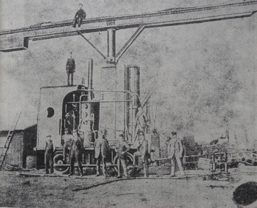 Żuraw parowy na podwoziu kolejowym. Rok budowy 1898