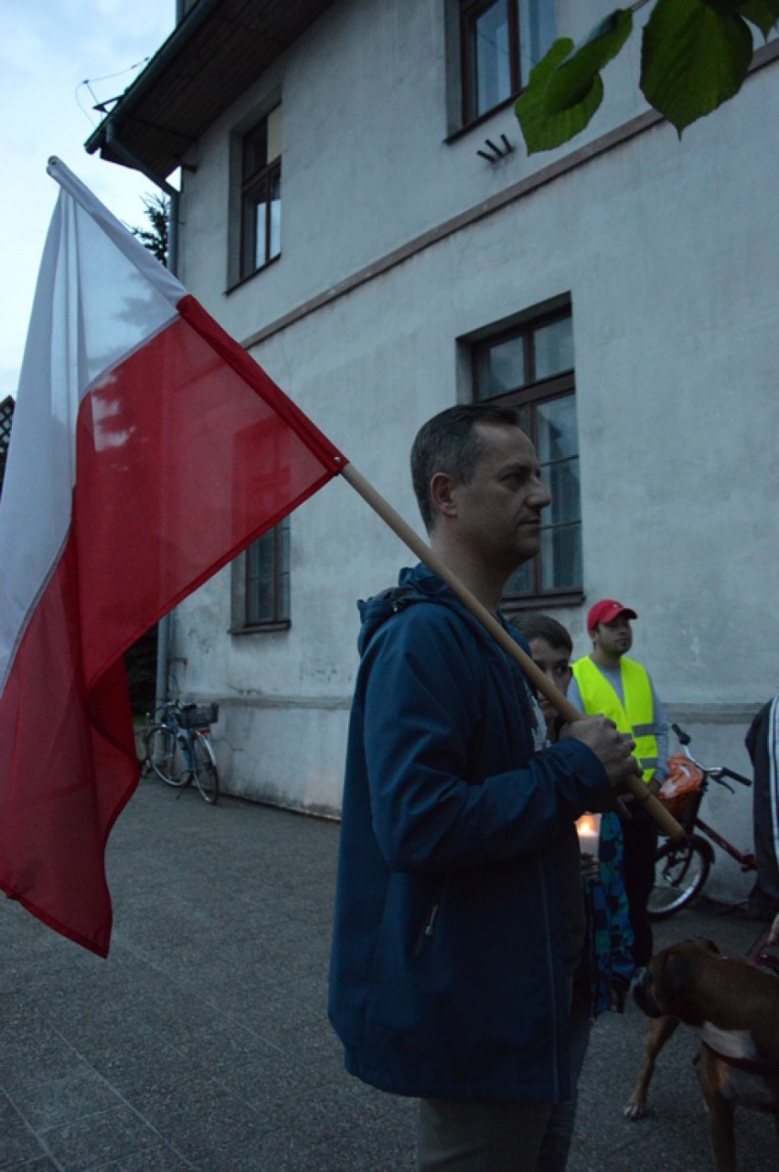 Łańcuch światła - protest pod sądem w Kartuzach dzień czwarty