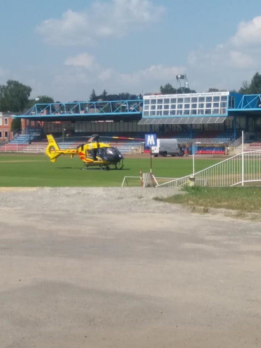 Helikopter LPR lądował na stadionie miejskim w Wodzisławiu...